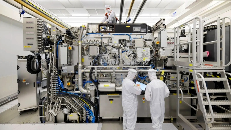 Intel đã bắt đầu công tác với các quy trình siêu mỏng 10A và 7A, trong khi những chip có kích thước 14 angstroms sẽ được thử nghiệm vào tháng Mười.