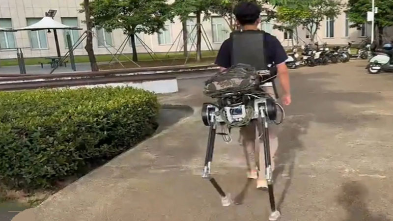 Trung Quốc đã phát triển một robot di động biến con người thành centaur và giúp vận chuyển hàng hóa.