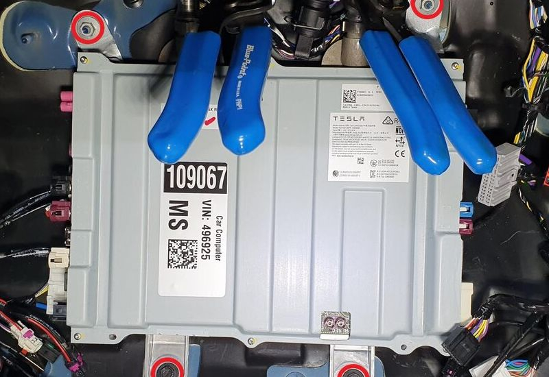 Mask đã tuyên bố về chế độ lái tự động hoàn toàn cho tất cả các chiếc Tesla từ năm 2016, nhưng hiện nay cần cập nhật phần cứng tại những nhà máy vi mô chuyên dụng.