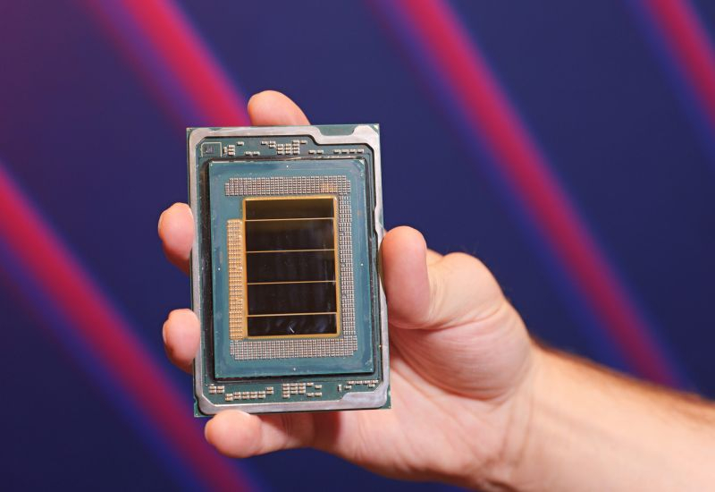 Giá cổ phiếu của Intel tăng gần 25 %, đẩy mạnh thị trường, và giá trị của Nvidia đã đạt 5 nghìn tỷ đô la.