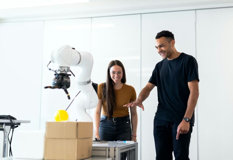 Nửa số công ty đã thay thế nhân viên bằng AI bot dự định trả lại nhân sự vào năm 2025