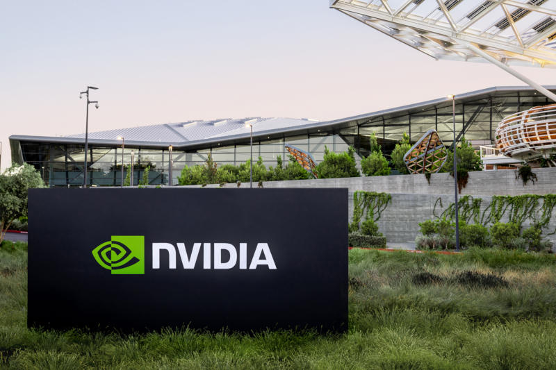 Nvidia công bố các dự án mới: năm 2027 sẽ ra mắt Rubin Ultra, và vào năm 2028 dự kiến là Feynman.