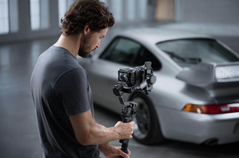 DJI đã ra mắt bộ ổn định nhẹ RS 5, được thiết kế cho các máy ảnh có trọng lượng lên tới 3 kg.