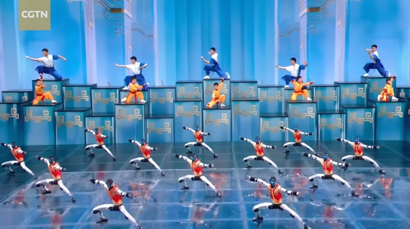 Trung Quốc đã trình diễn robot humanoid trong chương trình lễ hội Tết lớn nhất, cho thấy khả năng kung fu của chúng.