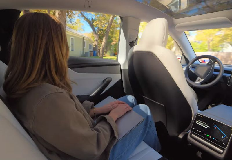 Robot Tesla làm việc trong tắc đường: trong 25 chiếc xe không có tài xế nhưng chúng vẫn di chuyển