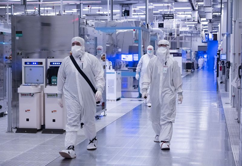 Cổ phiếu Intel tăng 14 % khi có thông tin về thỏa thuận với Apple.