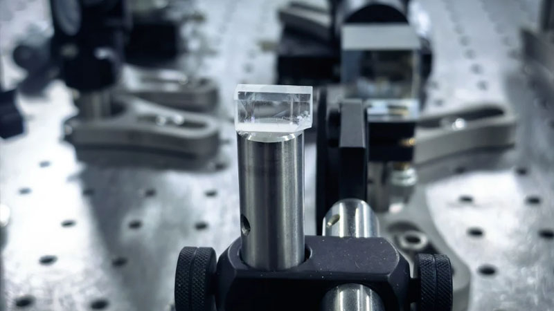 Tại Trung Quốc đã phát triển một loại laser bán dẫn nhỏ gọn để tiếp cận vùng VUV trước đây không thể truy cập được, mở ra những khả năng mới trong nghiên cứu khoa học, công nghệ vũ trụ và sản xuất chip.