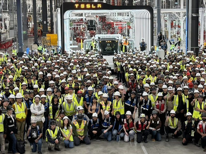 Trong nhà máy mới ở Nevada đã xuất hiện chiếc xe tải điện hàng loạt đầu tiên của Tesla Semi.