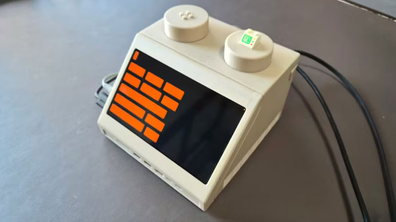 Mac mini được giấu trong một viên gạch LEGO mở rộng, được thiết kế như một terminal của những năm 1970.