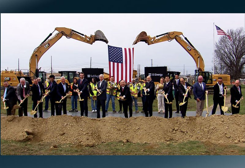 SoftBank ngày càng sâu vào nợ hàng tỷ đô la, đặt trí tuệ nhân tạo làm yếu tố then chốt trong phát triển.