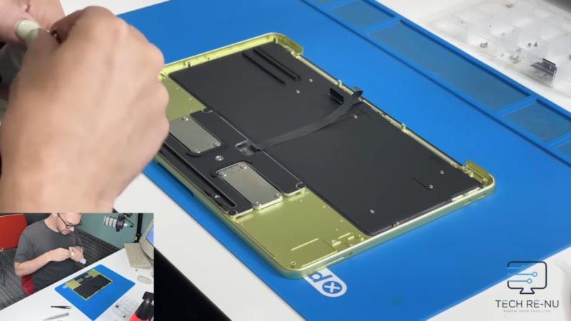 Apple MacBook Neo thực sự dễ hơn mong đợi – thậm chí chưa dán pin lên.