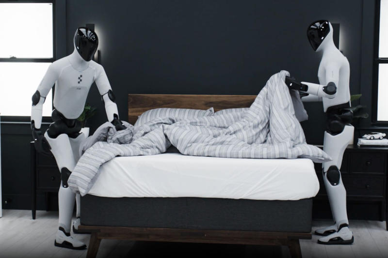 Robot hình học đã sắp xếp phòng và tạo thành một chiếc giường trong video