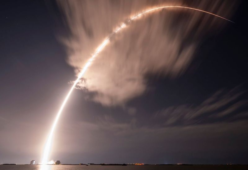 SpaceX tham gia cuộc đấu thầu kín của Pentagon để phát triển trí tuệ nhân tạo cho đàn drone điều khiển bằng giọng nói.