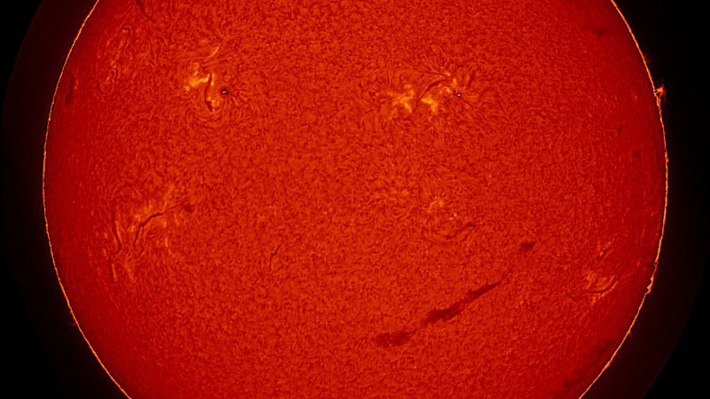 Mặt trời đã trở thành một biểu tượng cảm xúc khổng lồ đang cười với chúng ta từ trên cao.