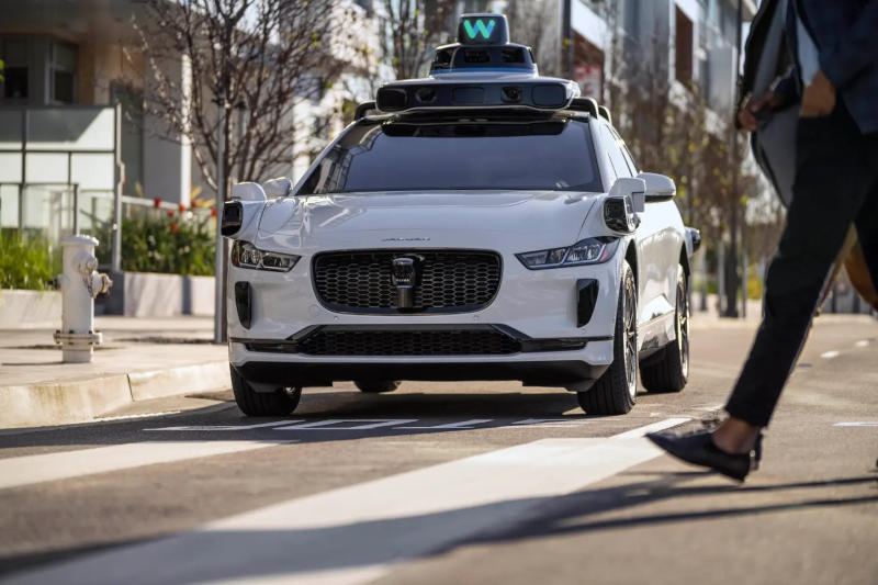 Xe taxi robot Waymo đã trở thành phương tiện thoát khỏi hiện trường một cách bất ngờ thuận tiện.