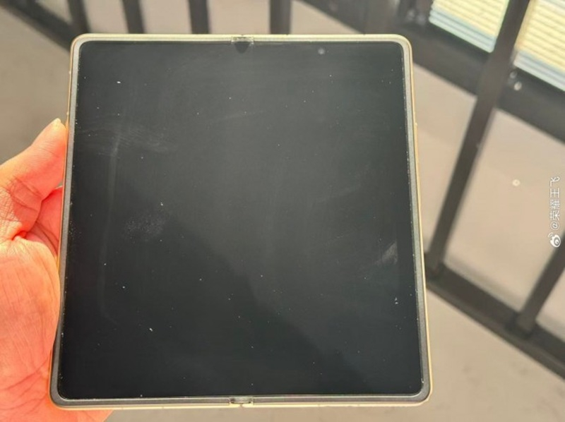 Oppo và Honor chuẩn bị ra mắt điện thoại gập lại không có màn hình uốn cong – đây thực sự là một giải pháp mới.