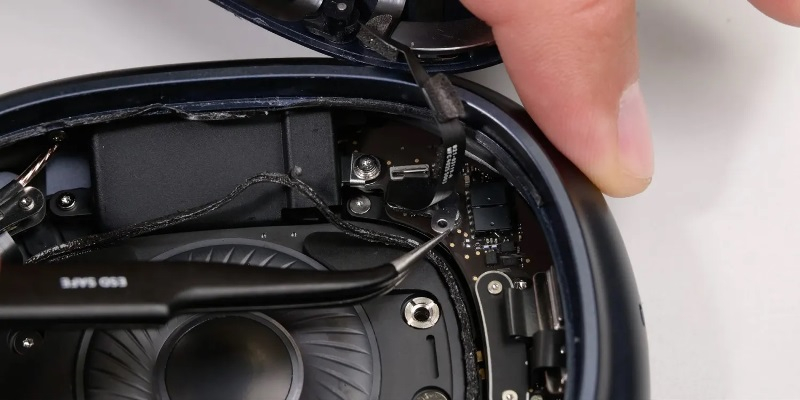 iFixit đã tháo lắp AirPods Max 2 và cho thấy cấu trúc bên trong của chúng không thay đổi